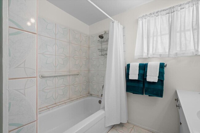 Building Photo - 572 N Calle Marcus