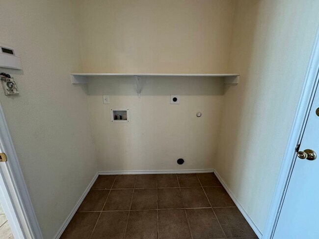 Building Photo - 217 Tepee Dr
