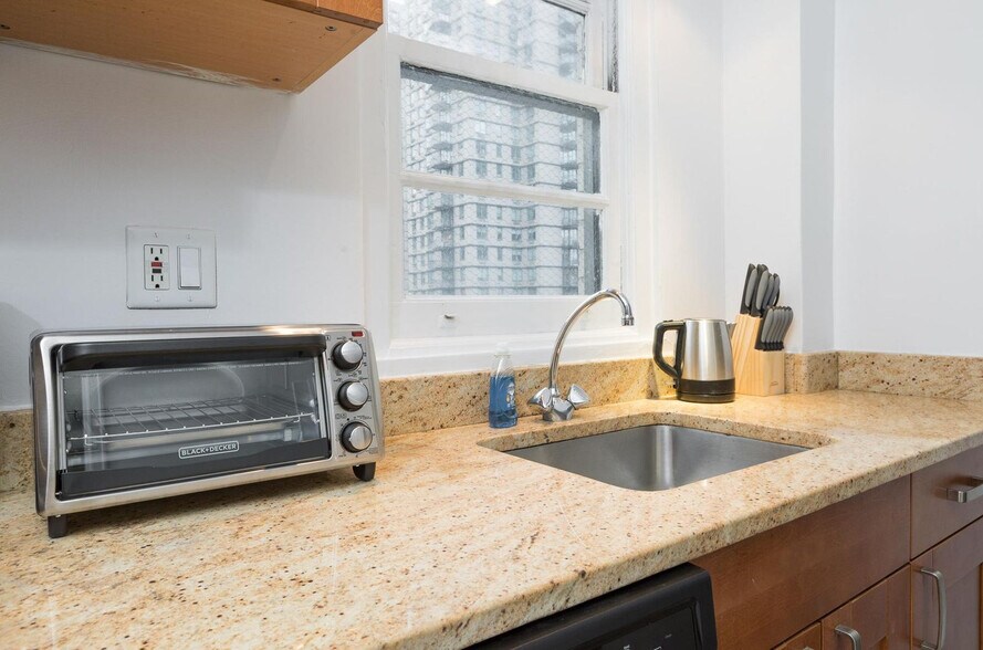 Building Photo - 240 E 81st St