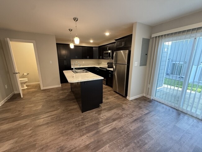 Building Photo - 408 Creekview Dr
