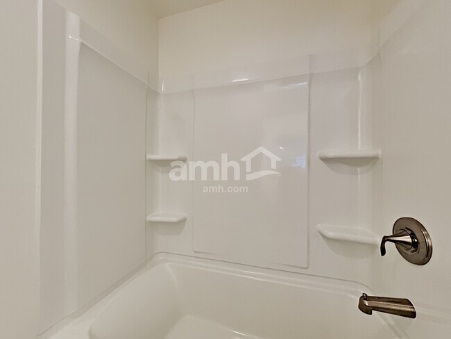 Building Photo - 212 Lake Vista Dr