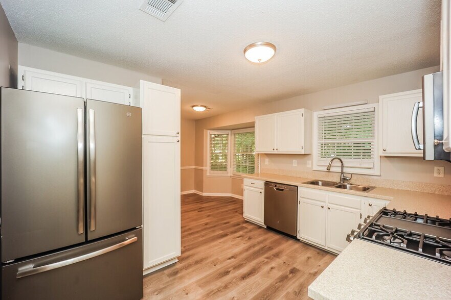 Building Photo - 10916 Clearwater Dr