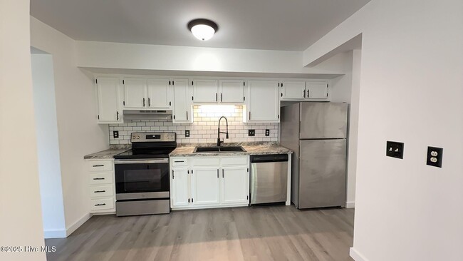 Building Photo - 400 Myrtlewood Cir