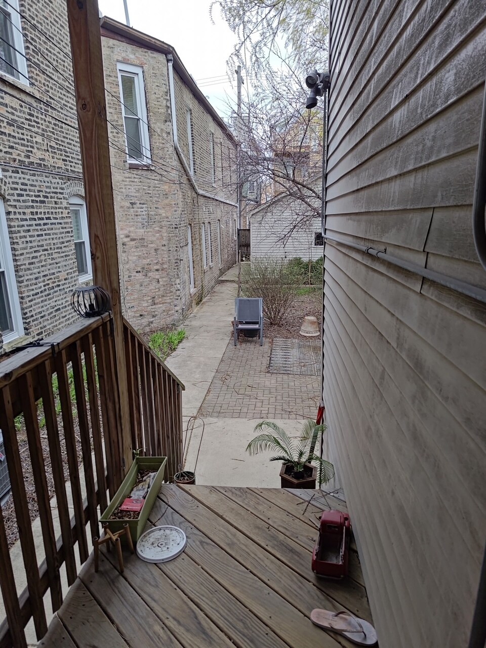 Building Photo - 848 N Hermitage Ave