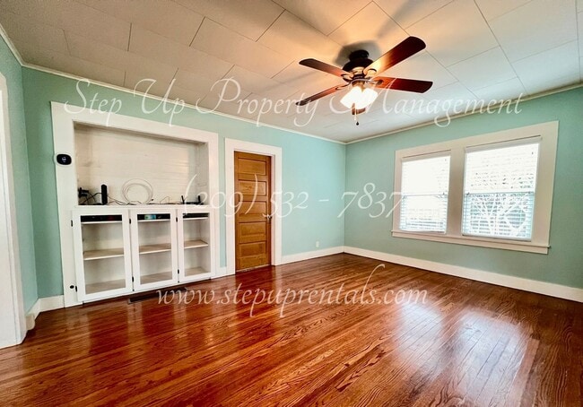 Building Photo - Cozy Downtown 2 Bedroom Bungalow in the He...