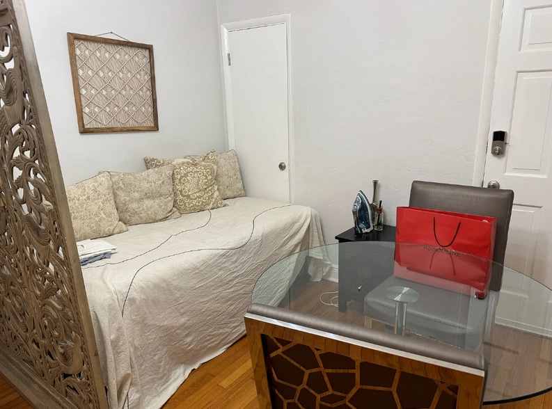 Dining room with fold out bed out example 1 - 2901 Sheridan Ave