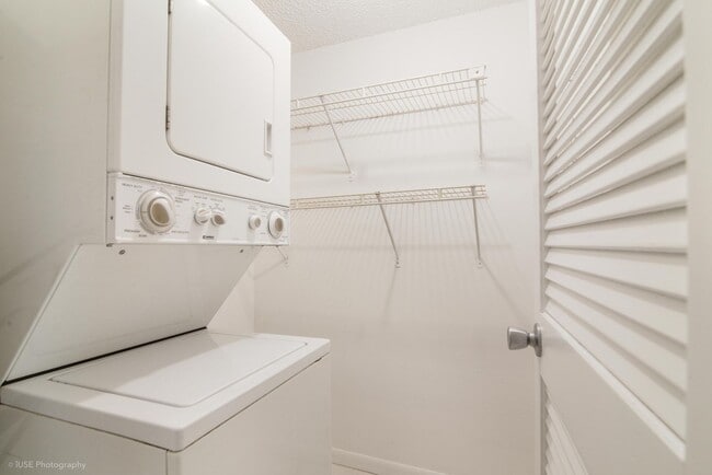 Building Photo - Spacious 1 bed 1 bath condo in Pembroke Pi...