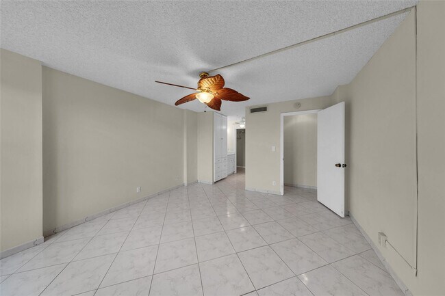 Building Photo - 7 Royal Palm Way