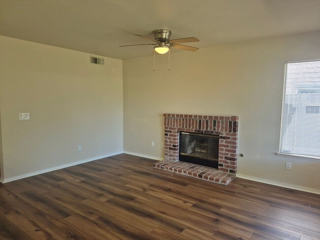 Building Photo - Adorable 3 bedroom 2.5 bath home