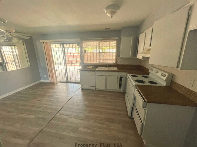 Building Photo - "Charming 2-Bed, 2-Bath Oasis in Phoenix – Cozy Comfort Awaits!"