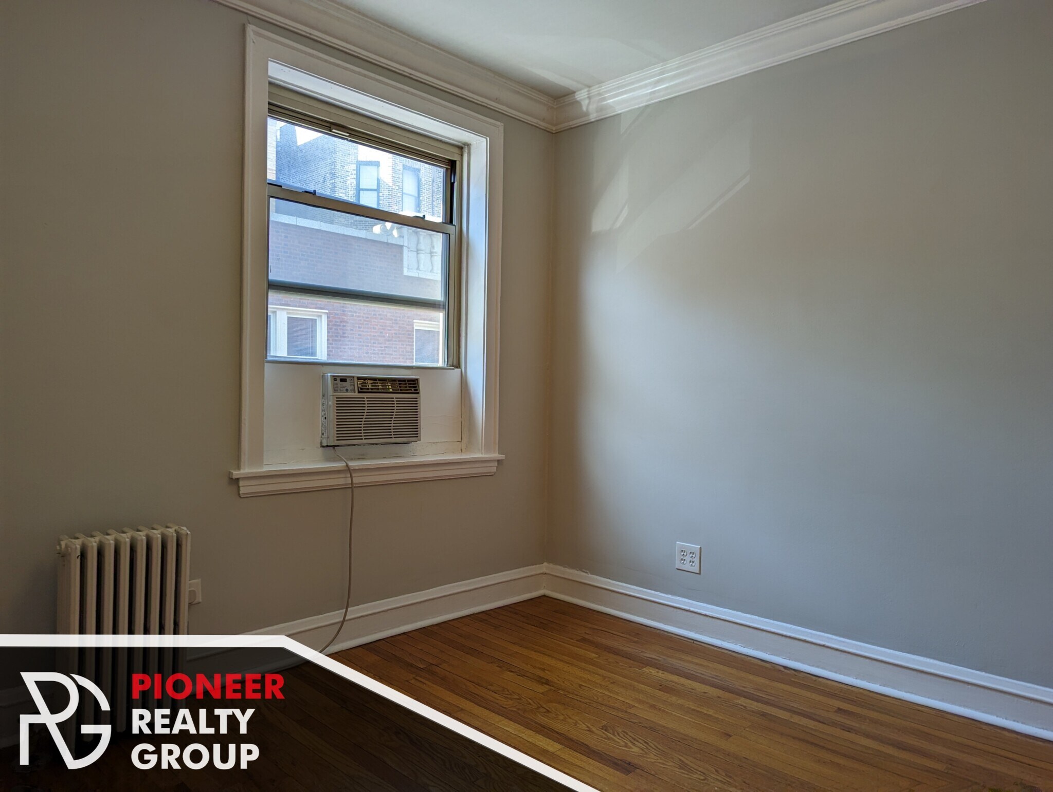 Building Photo - 542 W Surf St