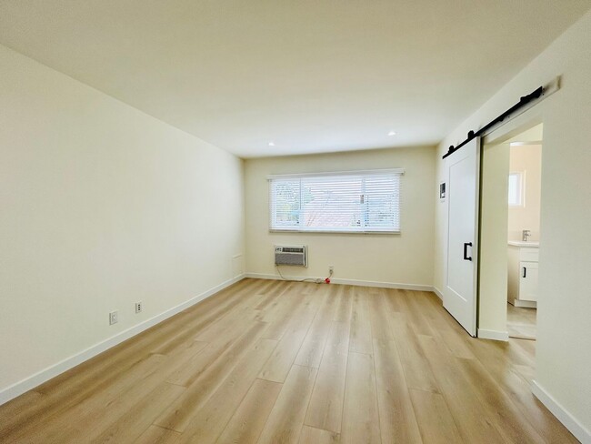 Building Photo - ven108
