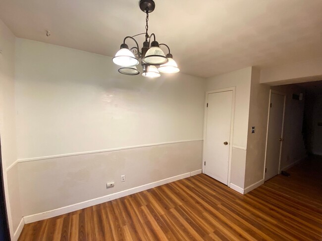 Dining area - 1313 W Chestnut St