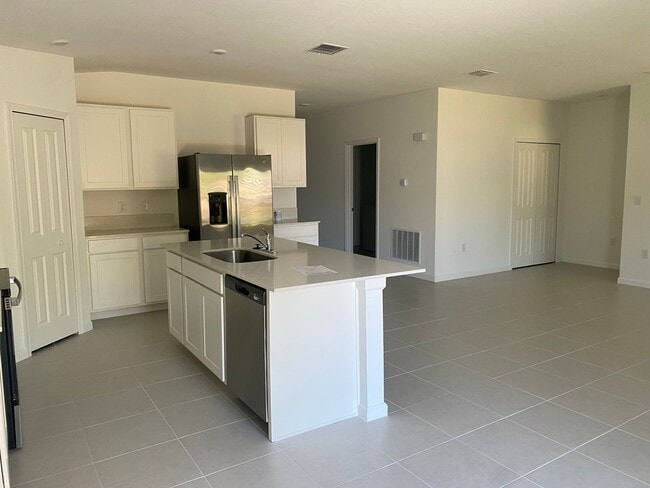 Building Photo - 4 Bed 2 Full Bath Single Family Home Available in SE Palm Bay FL!