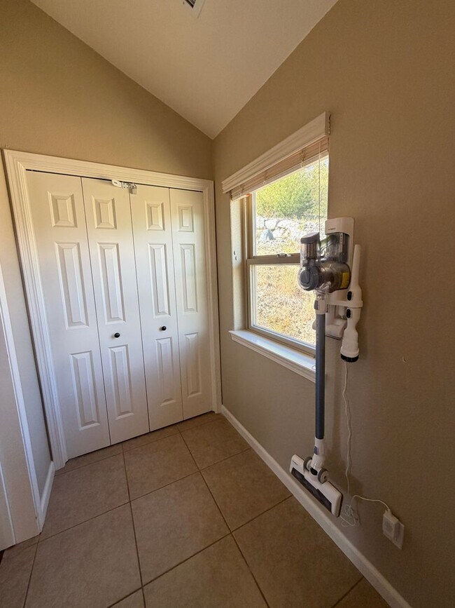 Building Photo - 799 Lookout Point Cir