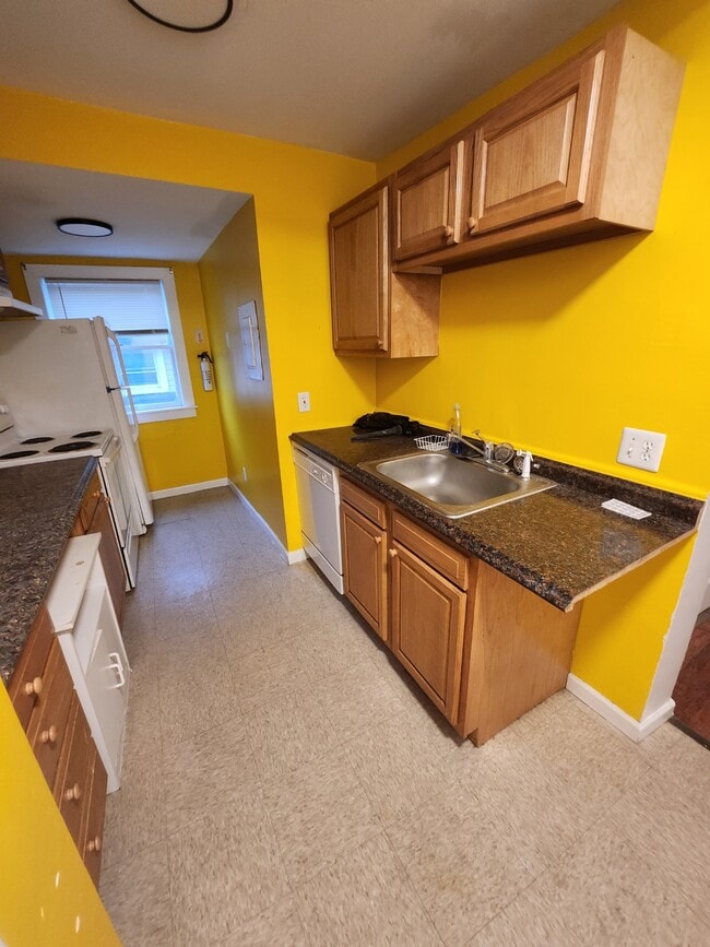 Building Photo - 61 Walnut Street