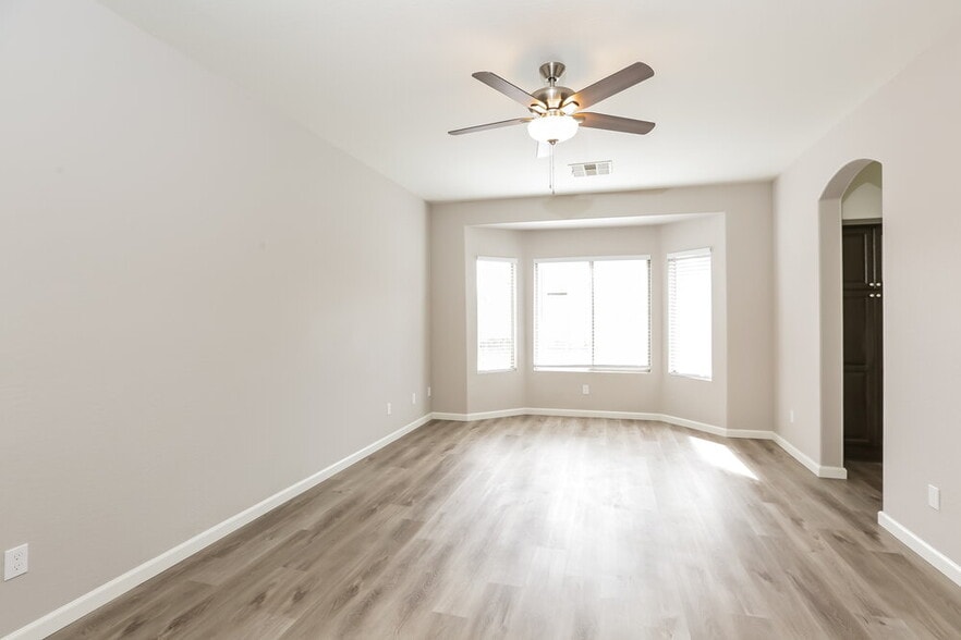 Building Photo - 9419 W Elwood St