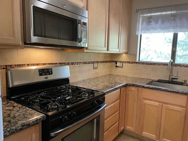 Building Photo - 2 bedroom condo with carport, pool and hot tub access