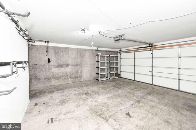 Building Photo - 13592 Village Green Dr