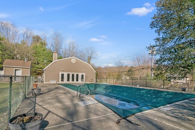 Building Photo - 1 Spring Pond Dr