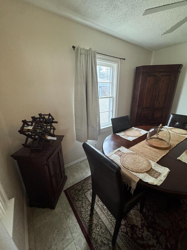 Building Photo - 406 Newtown St