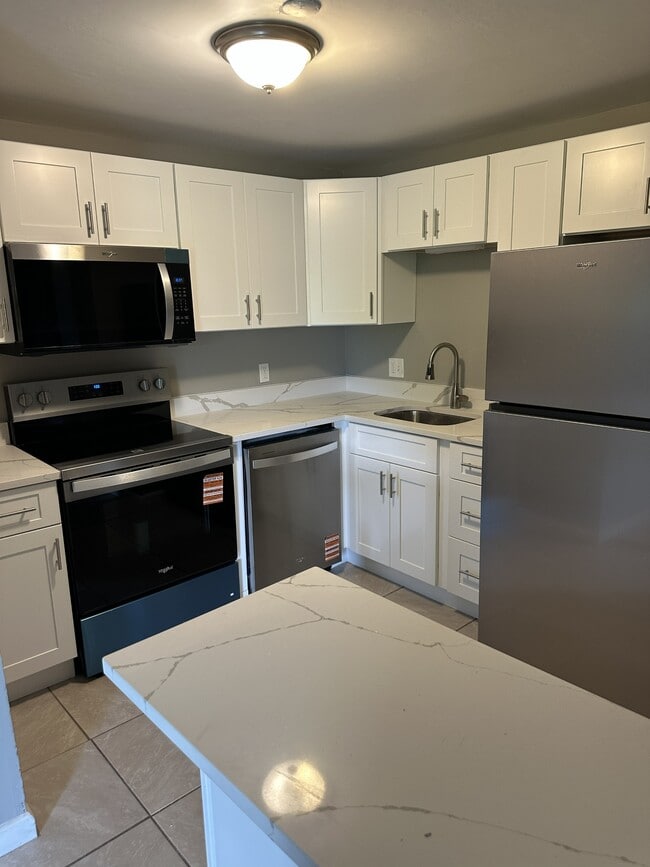 Building Photo - 412 Elmwood Dr