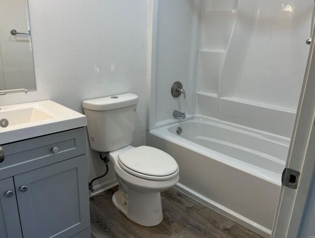 Building Photo - One-bedroom, one-bathroom apartment locate...