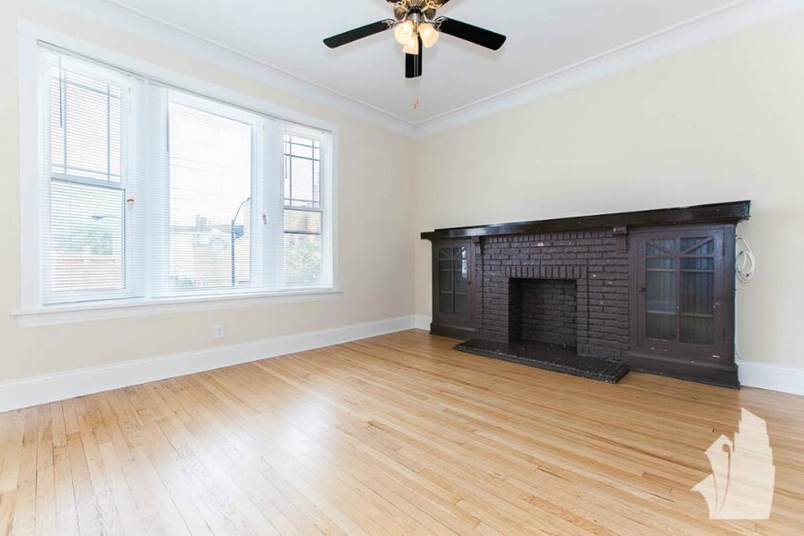 Building Photo - 3058 N Greenview Ave