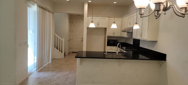 Building Photo - Adorable 3 bedroom 2.5 bath home in West S...