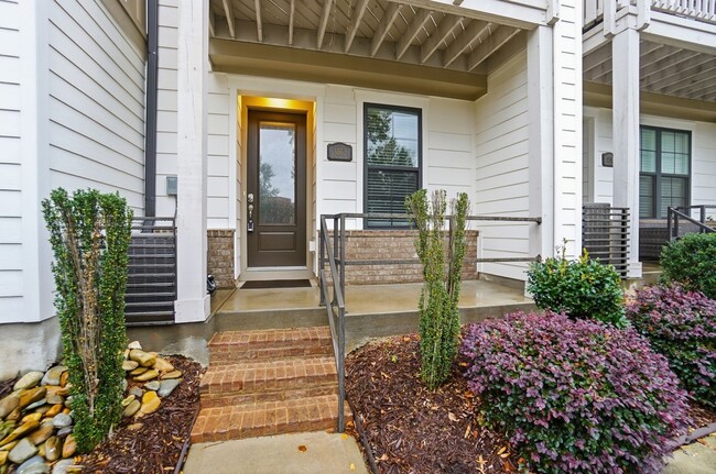 Building Photo - Modern Townhome in the Heart of Plaza Midw...