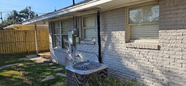 Building Photo - 4817 Lido Ln