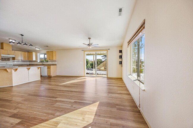 Building Photo - 6937 Lakeview Dr