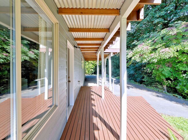 Building Photo - 721 Crown Dr