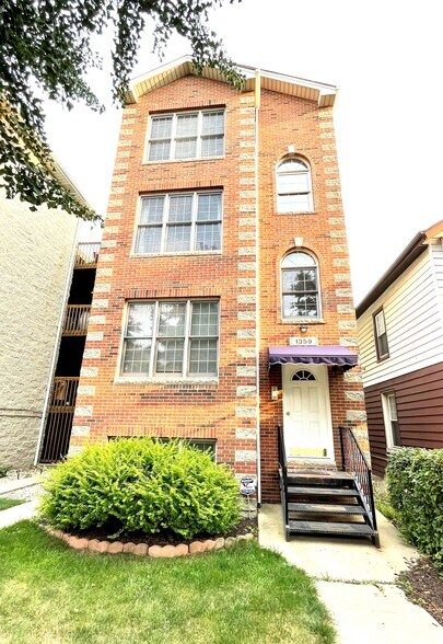 Building Photo - 1359 W Hubbard St