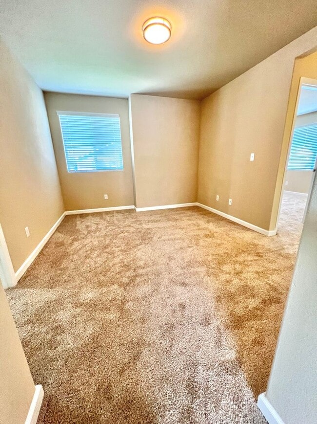 Building Photo - LIKE NEW Truly a MUST SEE! Move-in Ready
