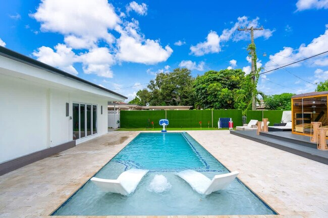 Building Photo - 1255 NE 199th St