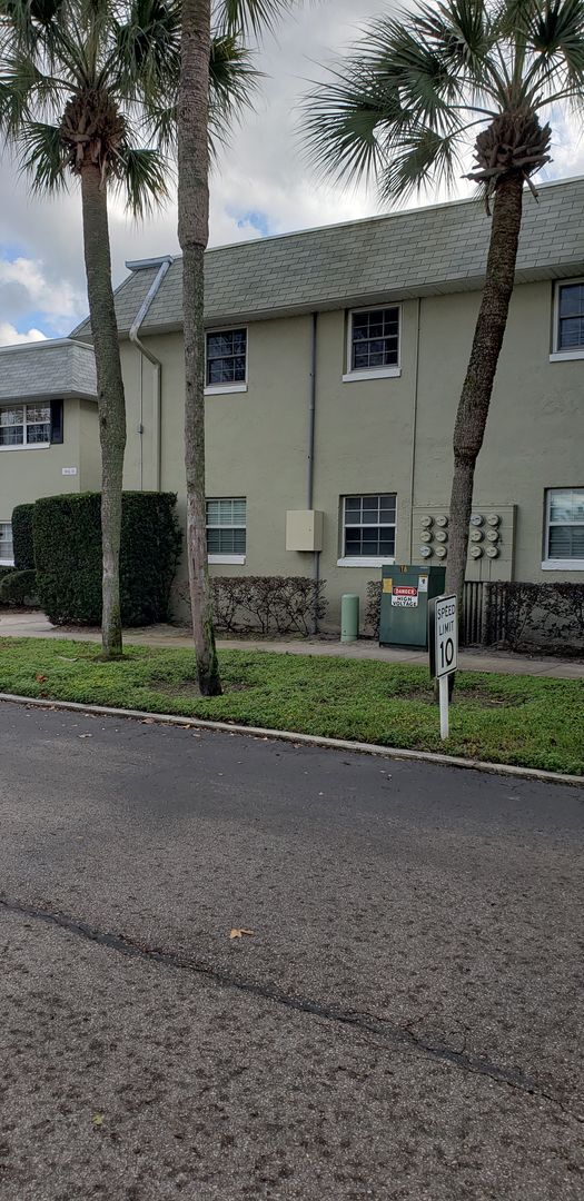 Building Photo - Cozy 2nd floor condo by Lake Underhill