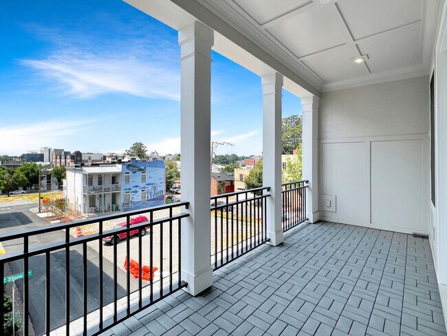 Building Photo - Stunning Luxury Townhome with Elevator in ...