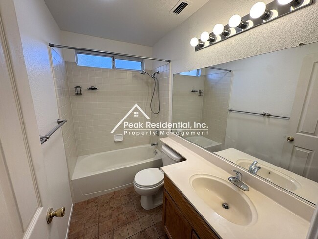 Building Photo - Charming 3bd/2ba Elk Grove Home With 2 Car Garage!