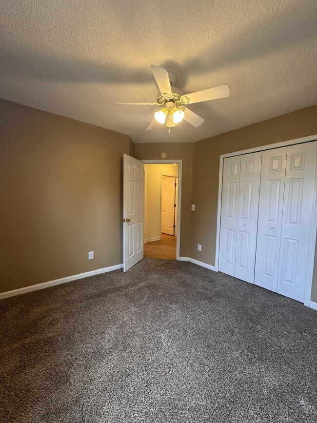 Building Photo - Spacious 3BR Home with Large Fenced Yard – Prime Simpsonville Location!