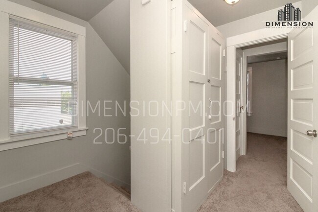 Building Photo - 2 bedroom, Spacious, Apartment in Downtown...