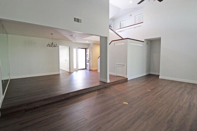 Building Photo - 3 Bedroom Townhouse in Gleneagles Community of Bluewater Bay!