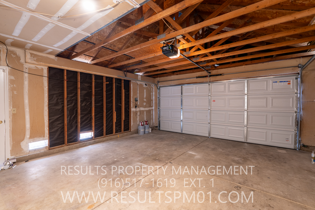 Building Photo - Beautiful Antelope Home - Available Now!