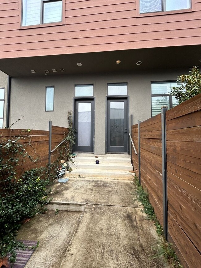 Building Photo - Town Creek CONDO! Large Balcony / Fridge, Washer, Dryer Included / Garage / NBISD