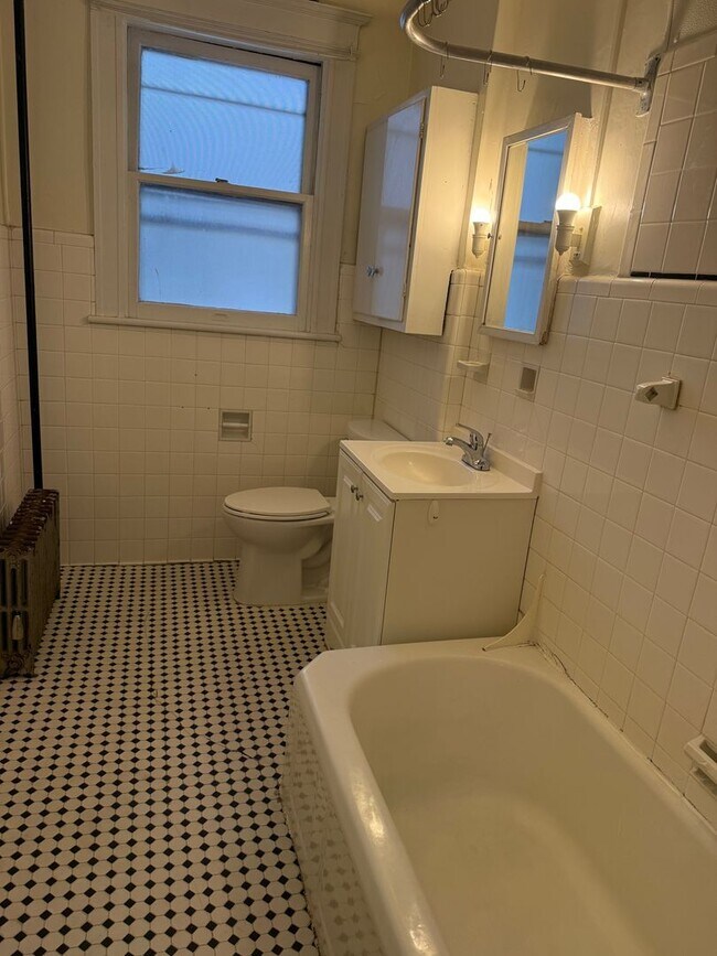 Building Photo - 1 Bedroom unit in Dunleath Historic District - Office Space & W/D Connections!