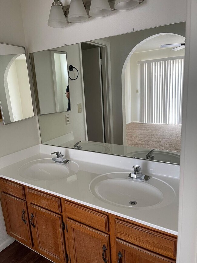 Building Photo - Higley & University single level house