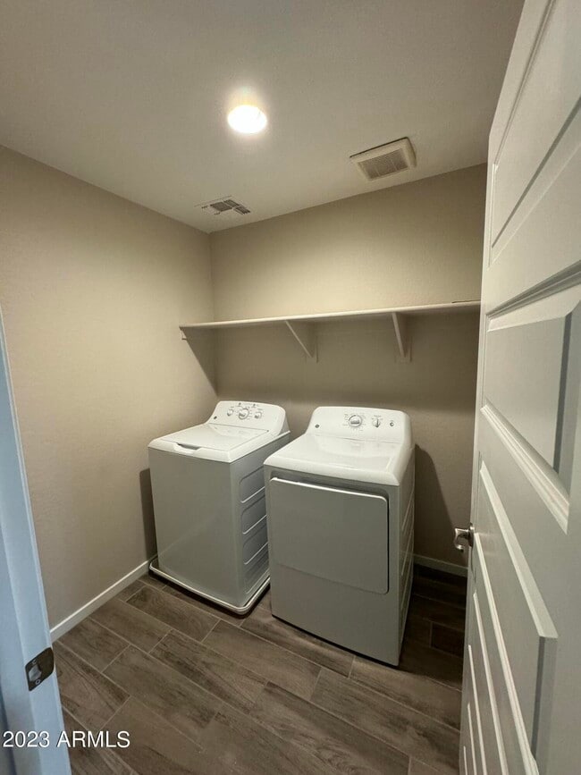 Building Photo - 576 W Westchester Ave