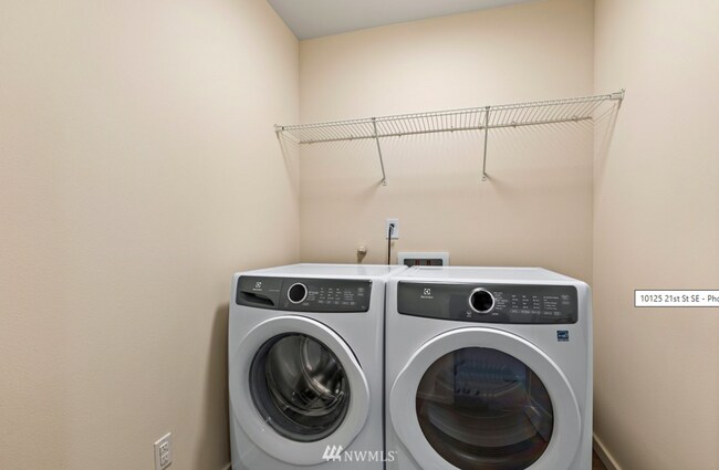 Building Photo - Designer 4-Bedroom Home with Covered Outdoor Living in Lake Stevens