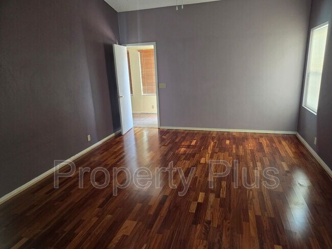 Building Photo - 3009 E Utopia Rd