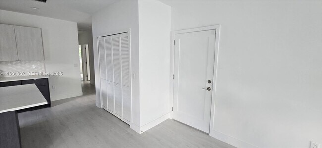 Building Photo - 6821 NW 6th Ct